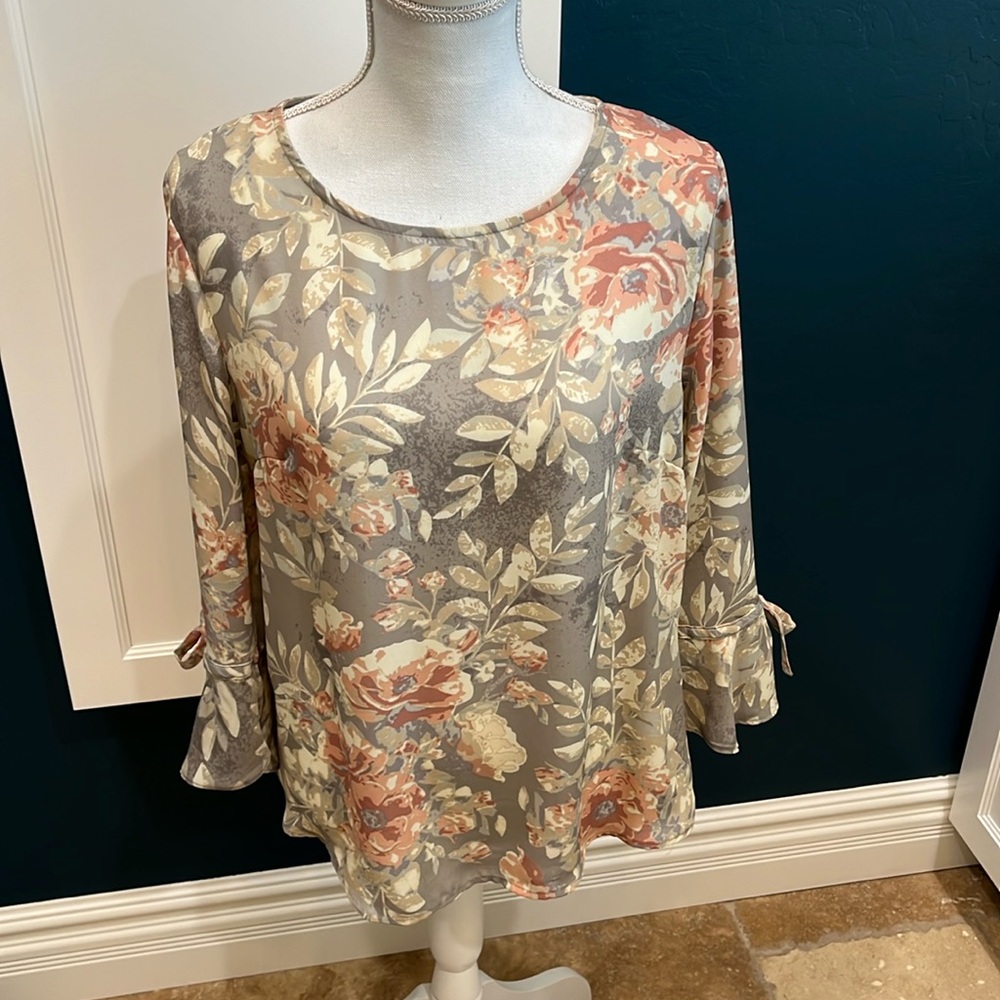 Violet & Claire scoop neck gray blouse